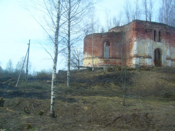 Разрушенная церковь в годы войны в деревне Домаши